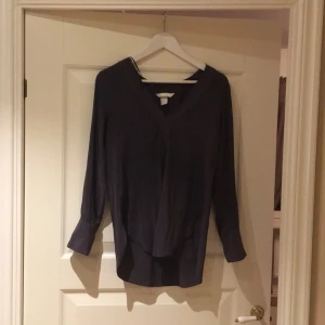  - Fin blus som smickrar kroppsformen.