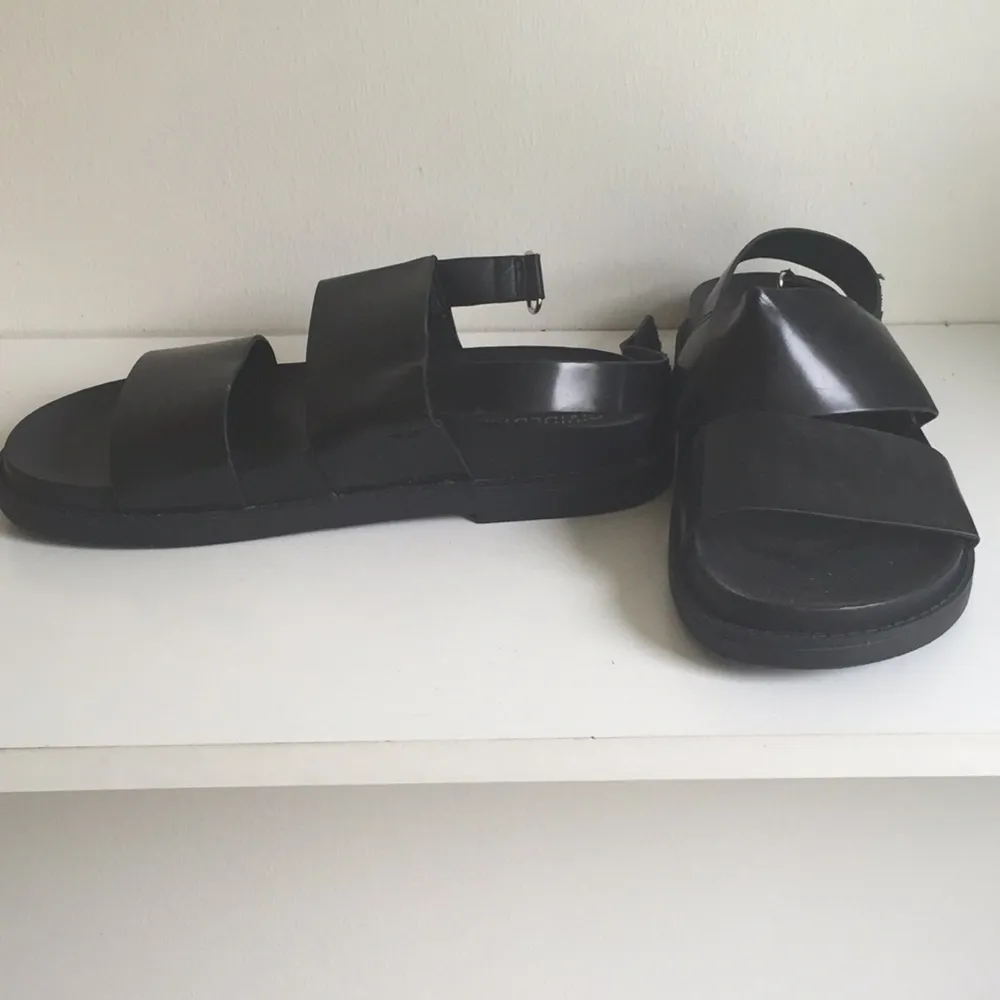 Snygga svarta sandaler ifrån H&M divided. Endast använda en gång. 

Stl 39. Skor.