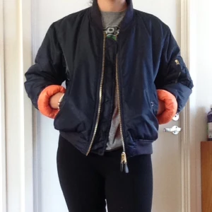  - Bomberjacka fodrad 
Inköpt här på plick
Säljer vidare pga fel strl 