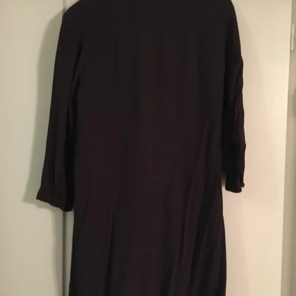 Mörkgrå skjortklänning i storlek S. . Klänningar.