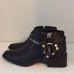  - Läderskor med kedjor som detaljer. Säljes pga liten storlek.