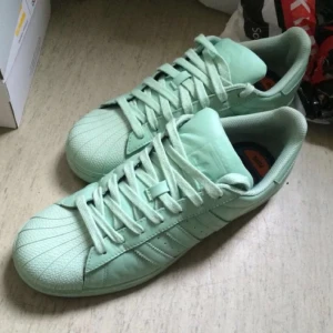 Adidas Hu superstar  - Endas använt i 5/6gånger Kan mötas upp vid TC  Kan skicka via post, köpare stå för frakten. 