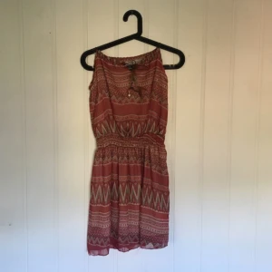  - Bohemsk klänning i fint mönster :) lite trådar längst ner som luckrats upp men går att fixa med lite tråd o nål! Aldrig använd. Skickar om köparen betalar frakt. 