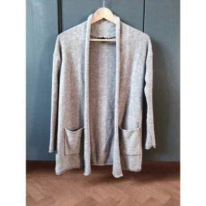  - Ljusgrå kofta, från HM