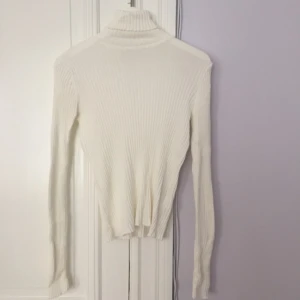  - Ribbad vit polo från Monki. Helt underbart skön. nyskick!