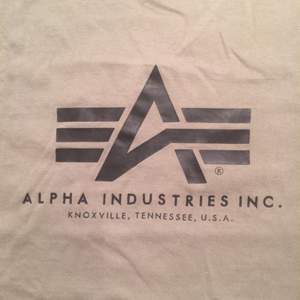 En fet Alpha Industries logo-tee! Typ en medium, bra skick, tung tisha! Samma märke som gör alla OG-bomberjackor :)