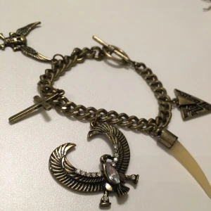  - Armband med berlocker, köpt på HM och använd ytterst lite.  Köparen står för frakten 🍂