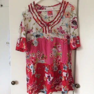  - Like a flower story klänning / tunika storlek 36/38 i mycket fint skick