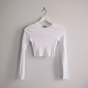  - Vit, ribbad magtröja med långa ärmar från ASOS. Fraktkostnad 26 kr. 