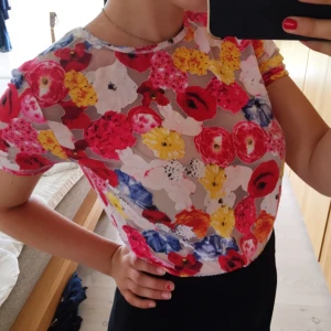  - T-shirt från Monki i semi-transparent tyg med blommigt tryck i bjärta färger. 