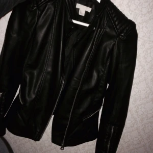  - Skinnjacka från hm, säljer för har 2 st. 🎀