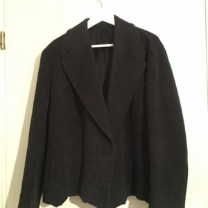  - En snygg kappa/jacka med grym struktur. Jag tror att jackan kan vara från herrmodell men jag själv är kvinna så för mig är den unisex. Kappan är på mig stor, jag har stl S och jag skulle chansa att kappan är typ S-M i herrstl. Hur som haver, jag har sytt upp den lite slarvigt så den slutar strax ovanför rumpan. Tyget är typ tovat i färgen svart/marinblått (se tredje bild). Denna kappa håller jag väldigt kärt och är perfekt för den modemedvetna! Jag kan mötas upp i Stockholm eller Dalarna.