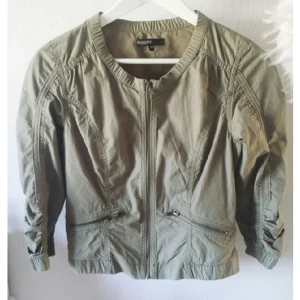  - Tunn jacka som sitter fint på. Använd 1 gång i 