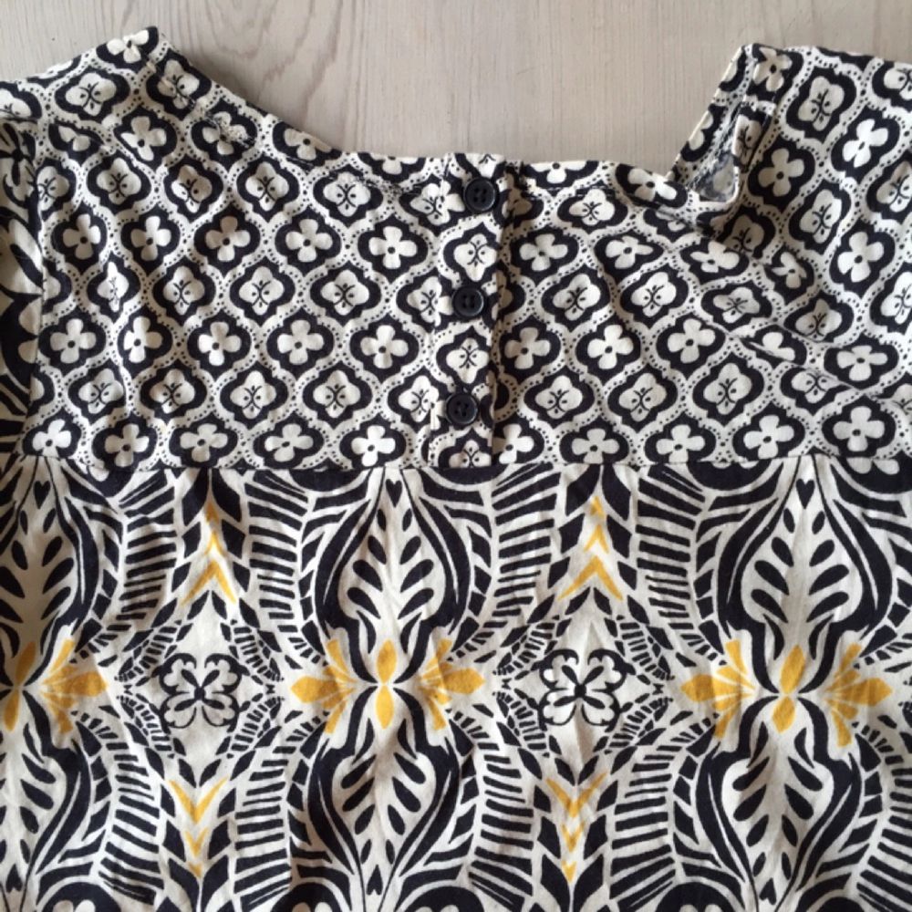 Klänning/tunika från Indiska. Jag har storlek 38 och är 172 cm och på mig är den mer av en tunika. Fint mönster och fin detalj med knappar i nacken. Tillverkad i skön ekologisk bomull (del av Indiskas hållbara kollektion). Använd ca tre gånger totalt.. Klänningar.