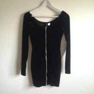  - Svart tajt sammets klänning med dragkedja fram från HMs DIVIDED, super snygg "little black dress"
Säljes pga utrensning av garderoben⭐️
Frakt tillkommer ✨
Tar gärna swisch🌸