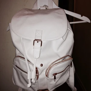  - Säljer min oanvända ryggsäck. Vit och koppar färgade detaljer 