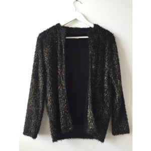  - Hårig kofta i svart och guld. Varm! 