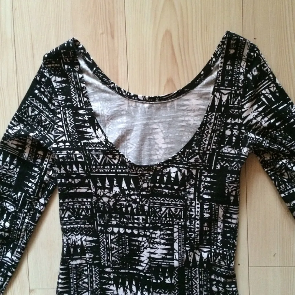 svartvit mönstrad tajt klänning från ginatricot

pris+(frakt 30:-)
kan även lämnas i örebro, askersund eller hallsberg! . Klänningar.