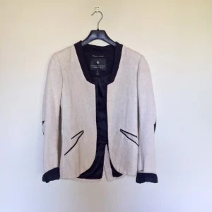  - Grå/vit kavaj med svart foder