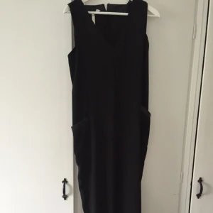  - Svart byxdress i storlek S, från Mango. 