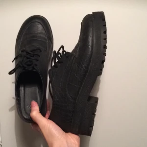  - Platåskor från asos, använda ett par gånger bara. Syntetläder.