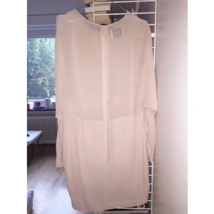  - Acne klänning i puderrosa med knappar längst ryggen. Klänningen är i god skick då den endast har använts en gång.