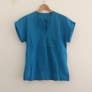  - Söt somrig blus med sprund i sidorna. 50-60-tal. Passar nog både S och M. Ej märkt med ngn storlek.

Hämtas i centrala Göteborg eller skickas mot att köparen betalar frakt.

Köper du två eller fler plagg får du det/de billigare till halva priset.