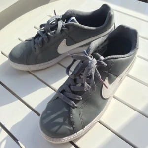  - Nike Court Royale. Använda två gånger, säljes pga. fel storlek. Mycket fint skick. US: 7, EUR: 40. 