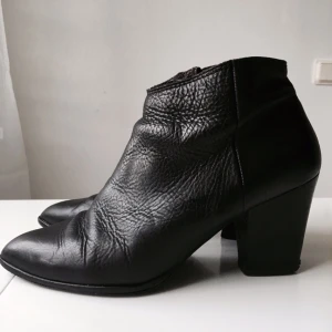  - Svart ankelboots från Filippa K i 100% skinn. Str 39 (normala i str). Skorna är i väldigt fint skick. Köptes för 2900 kr. 
