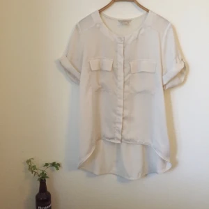  - Superskön skjorta/blus från HM. Tunn med längre bakstycke.
