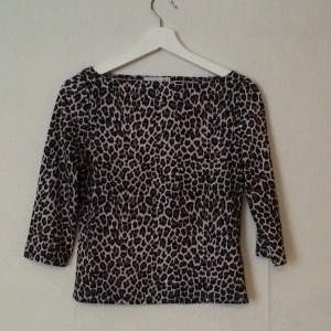  - Rolig leopardtröja second hand. Har används mycket men är fortfarande lika fin!