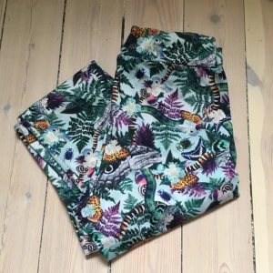  - Mönstrade Yogaleggins från Under The Same Sun i storlek S, knappt använda.
Ord pris 899 kr
Kan mötas upp i Stockholm eller skicka men mottagaren står då för frakten.