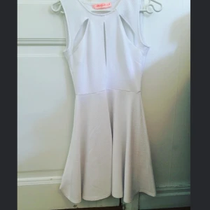  - Säljer min klänning. Använd fåtal gånger och i bra skick. Jag är 163 cm och väger 60 kg & storleken sitter perfekt på mig (strl S) 