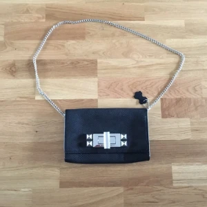  - Sjuuuukt fin väska med kedja från Hm i äkta skinn! Sååå snygg passar både till vardags och fest! I mkt fint skick!

Eventuell frakt betalas av köparen😙✨❤️