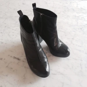  - Stövlar i svart äkta läder. Använda men inga skador. Köpta för 1000 kronor två år sen. Märke XIT. Litet platform under tårna.