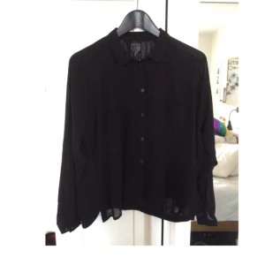  - Tunn skjorta/blus från Monki