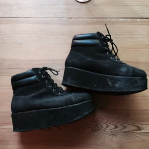  - Svarta platå kängor i buffalostil inköpt på scorett 699:-. Lite dammiga då de legat undangömda i garderoben ett tag(de är inte slitna). Förhoppningsvis får dessa skönheter komma till användning av någon annan så de slipper ligga kvar i garderoben. 