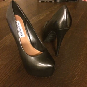  - Steve Madden  aldrig använda stl:36 