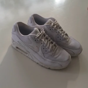  - Vita Nike Airmax.
Storlek 38.
Använda ca 5gånger. 