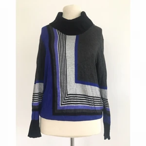  - Polotröja med grafiskt mönster.
Härlig, mjuk kvalité.

Märke: Brandtex Collection
Storlek: L
Skick: Mycket gott. Aldrig använd.

Pris: 100 kronor eller bud.

Frakt: Betalas av köparen.

Mängdrabatt och samfrakt vid köp av flera plagg.