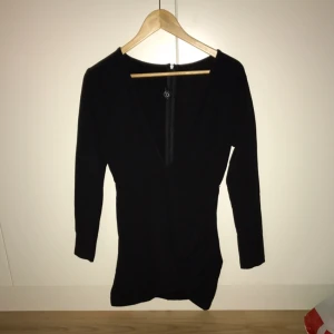  - Klänning från Yoins med lång v ringning passar perfekt till lite festliga tillfällen 