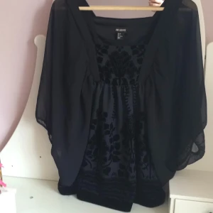  - Svart Blus med mycket detaljer, oanvänd☀️
