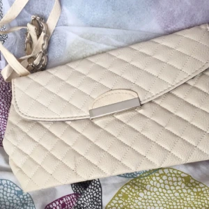  - Väska med axelrem!  Aldrig använd endast hängt i garderoben