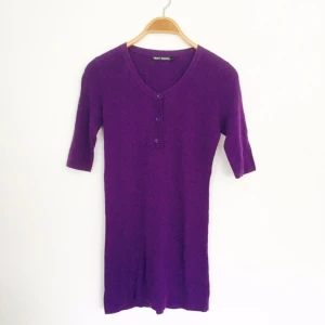  - Mörklila klänning från Filippa K, äldre kollektion.
Trekvartsärm, 100% Cotton.