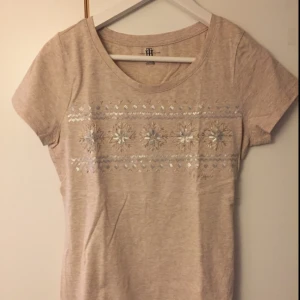  - Knappt använd T-shirt från Tommy hilfiger med jättefint påsytt mönster. Storlek M