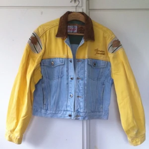 Jeansjacka med gula ärmar och skinnkrage! Något sliten. - Jeansjacka med gula ärmar och skinnkrage! Något sliten.