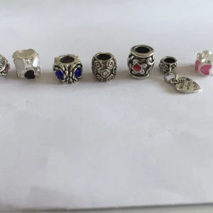  - Berlocker 7 stycken passar på Pandora armband, ska de skickas är frakten 21. 