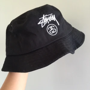  - Snygg buckethat från Stussy! Svart med vit logga och text! Aldrig använd!!😀💖✨ eventuell frakt betalas av köparen!
