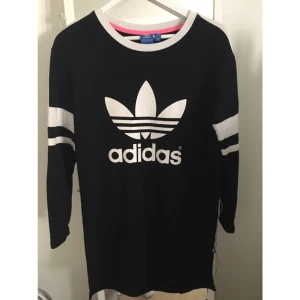  - Adidasklänning, i nyskick. Storleken är en 34 men passar lika väl en 36a. 