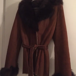  - Pälsjacka från Amoress, använd en gång.